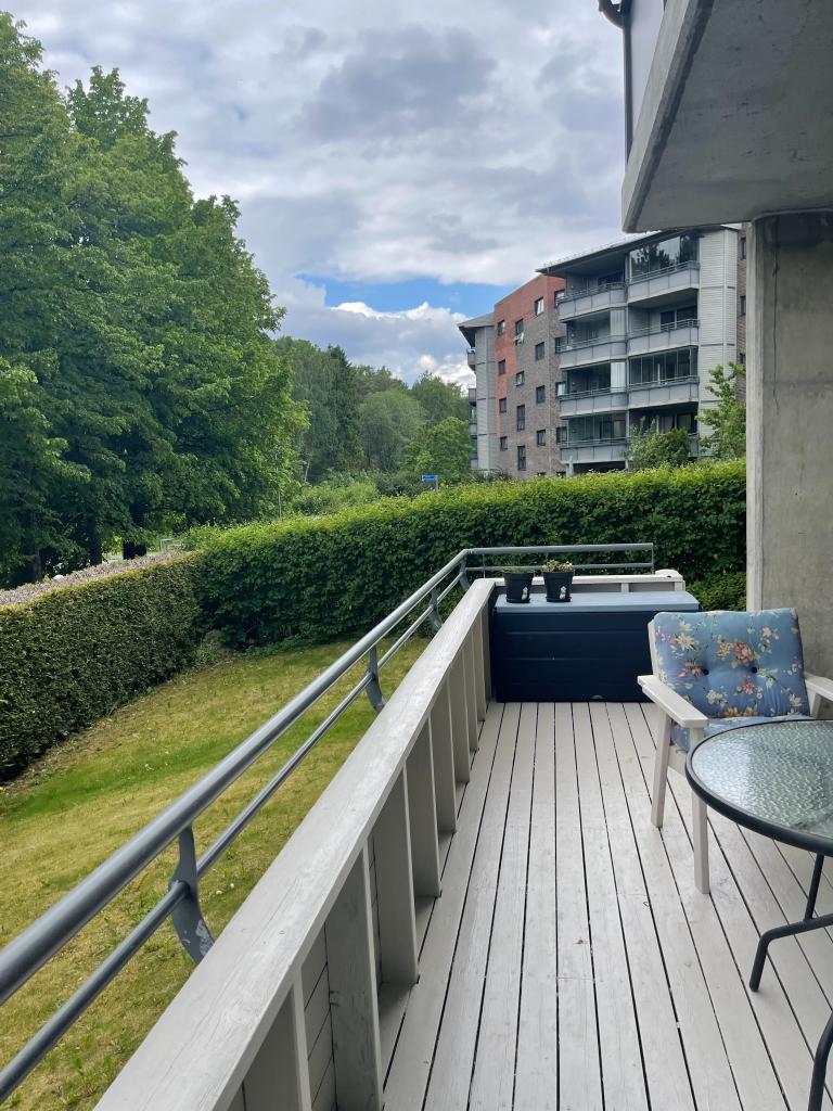 Stor veranda med tilhørende privat hage.